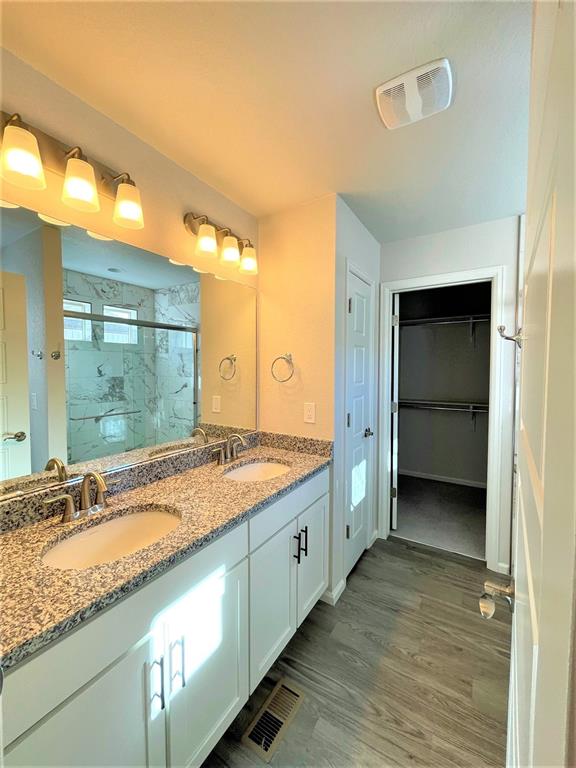 Image 15 of 23: Bathroom