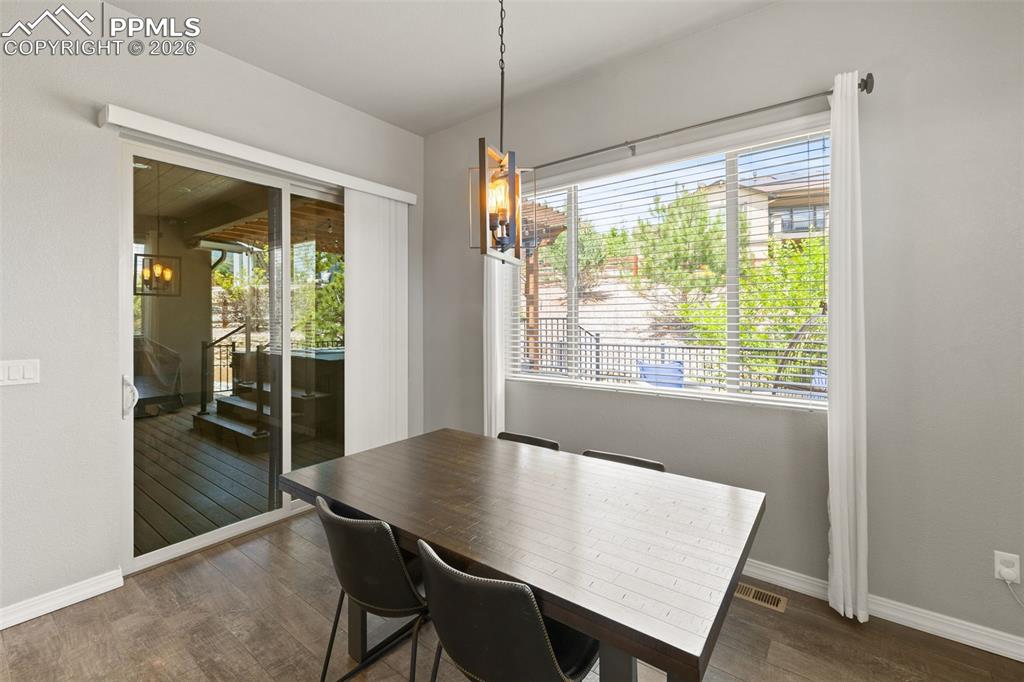 Image 10 of 50: Dining Area