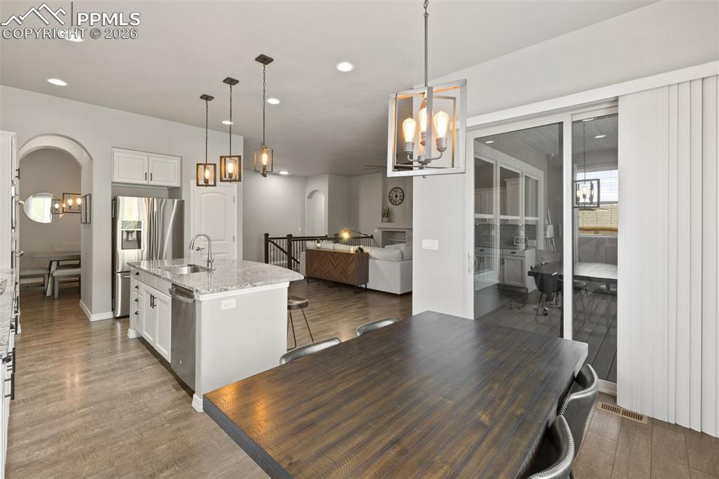 Image 11 of 50: Dining Area