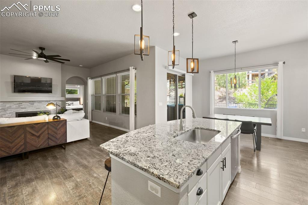 Image 13 of 50: Kitchen