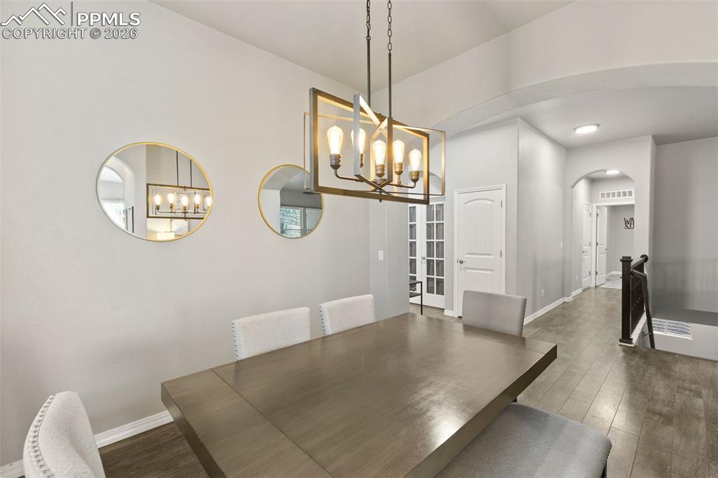 Image 15 of 50: Dining Area