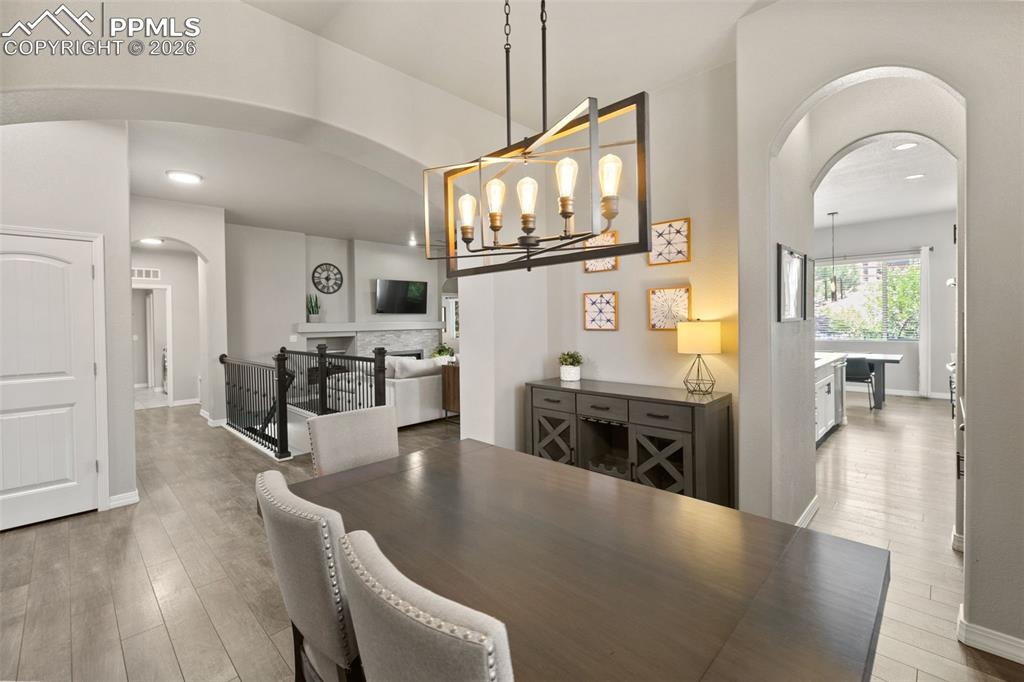 Image 16 of 50: Dining Area