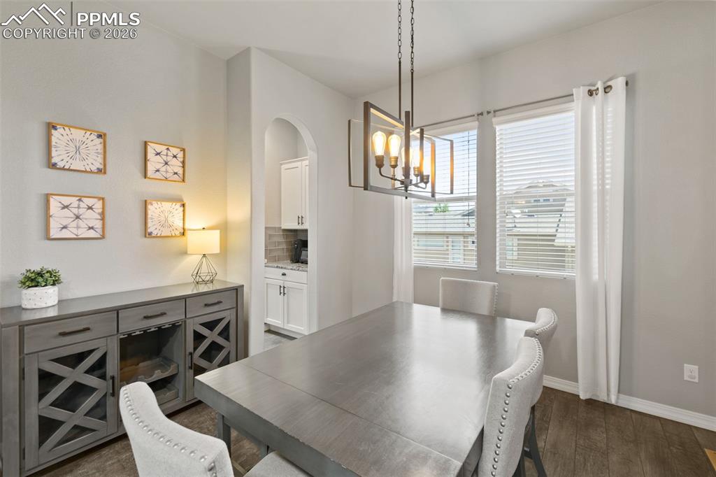 Image 17 of 50: Dining Area