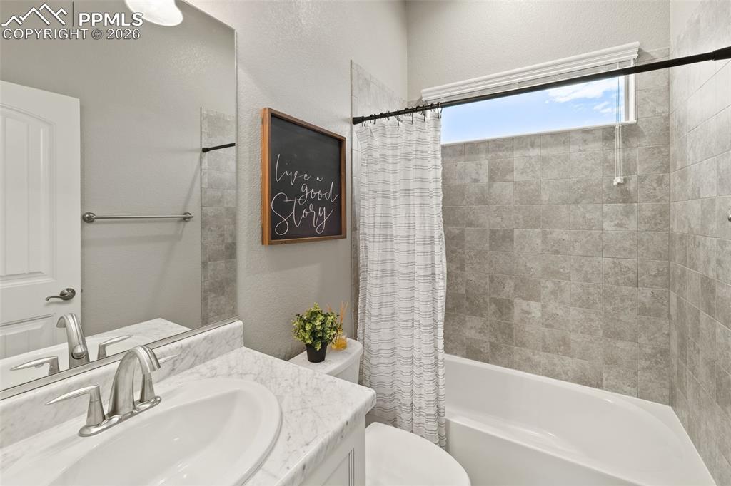 Image 18 of 50: Bathroom