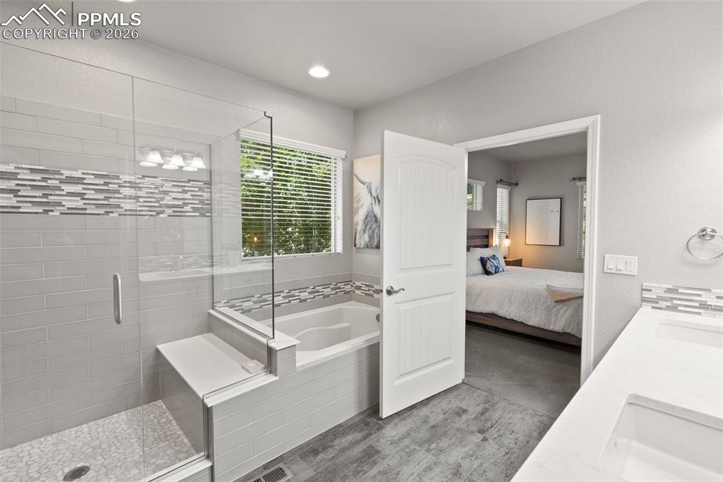 Image 27 of 50: Bathroom