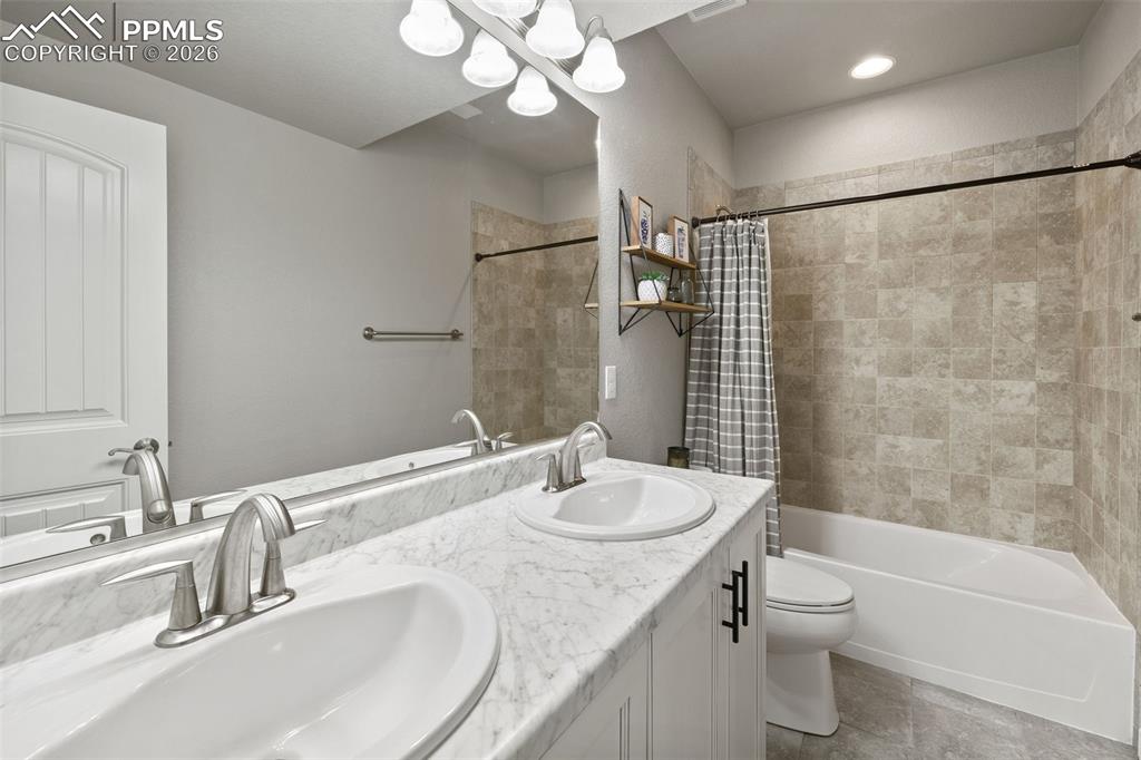 Image 37 of 50: Bathroom