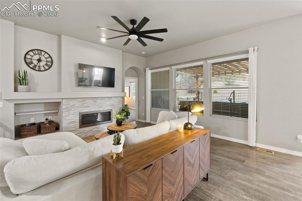 Image 4 of 50: Living Room