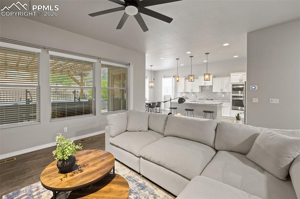 Image 5 of 50: Living Room