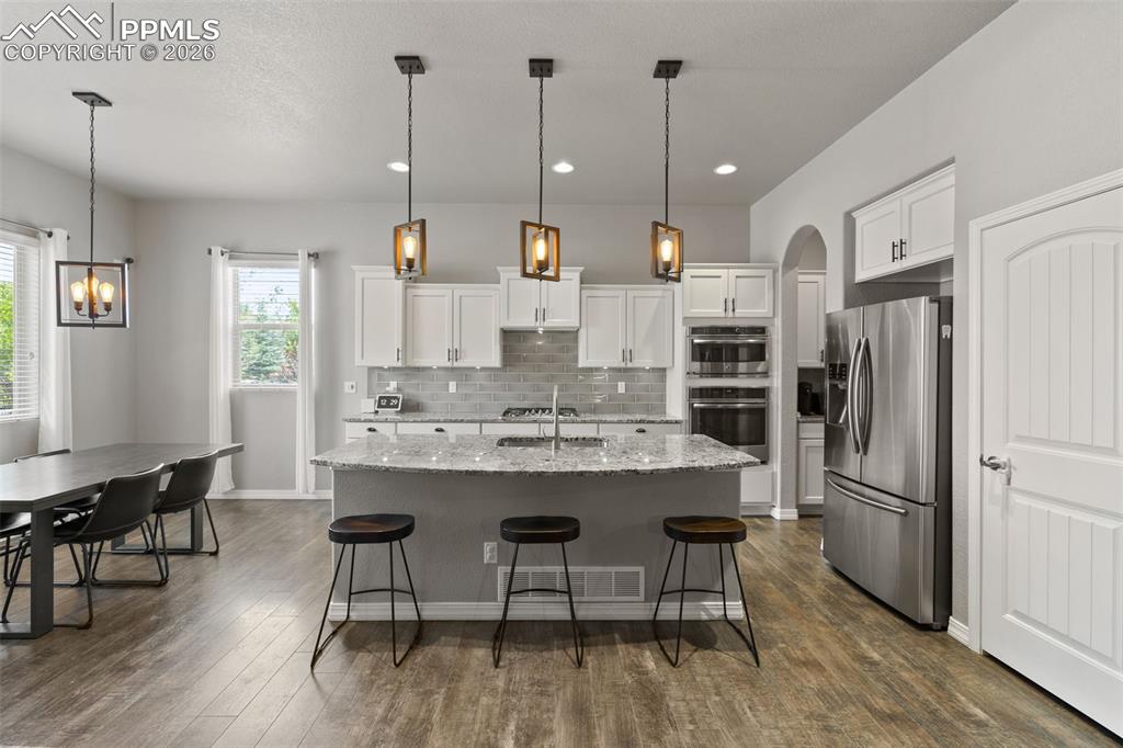 Image 7 of 50: Kitchen