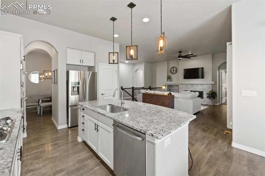 Image 9 of 50: Kitchen