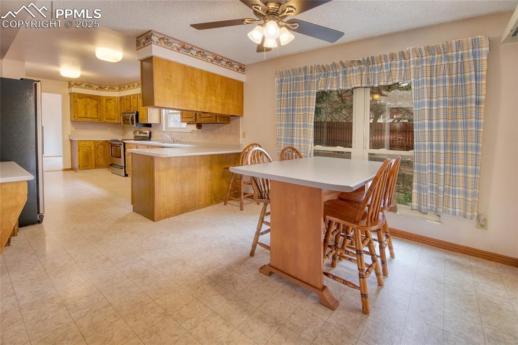 Image 10 of 48: Eat-in, walk-out kitchen