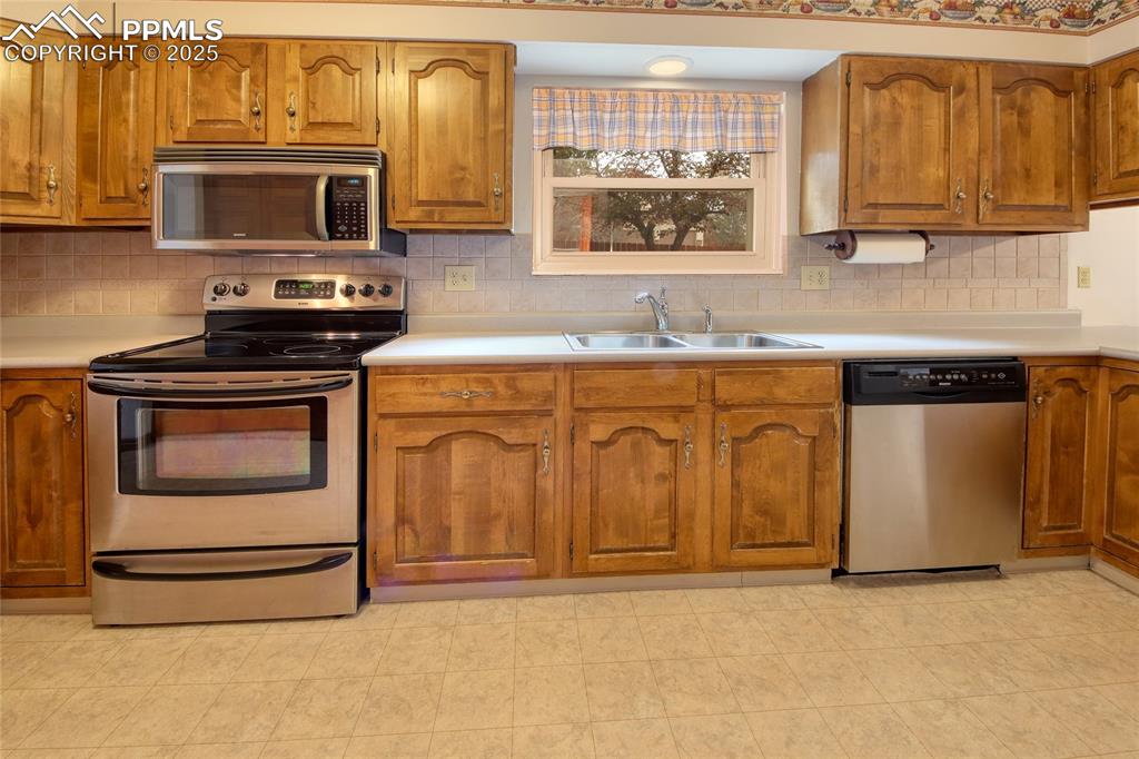 Image 11 of 48: Kitchen with decorative backsplash