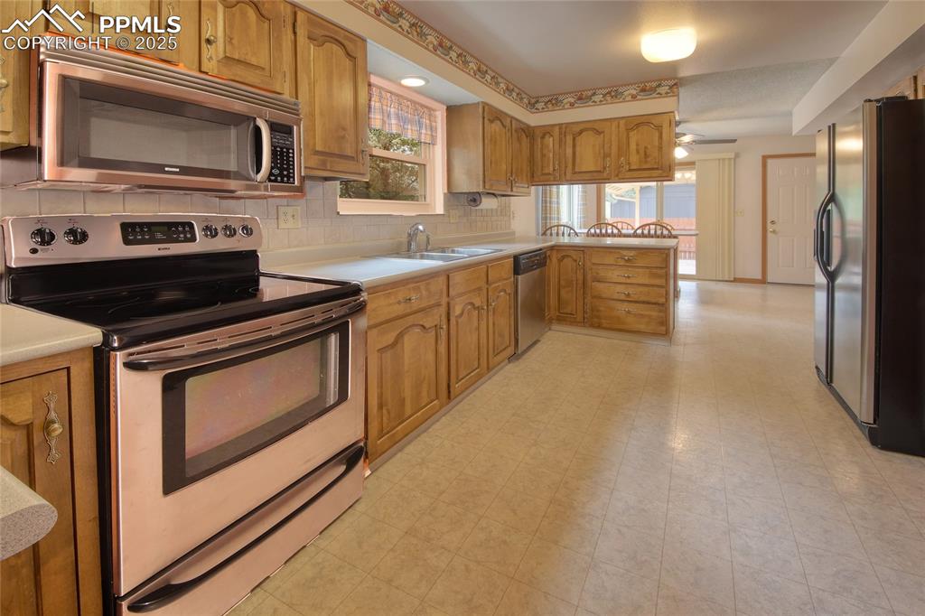 Image 12 of 48: Kitchen with peninsula and great working space