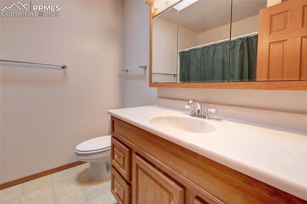 Image 21 of 48: Full bathroom 
