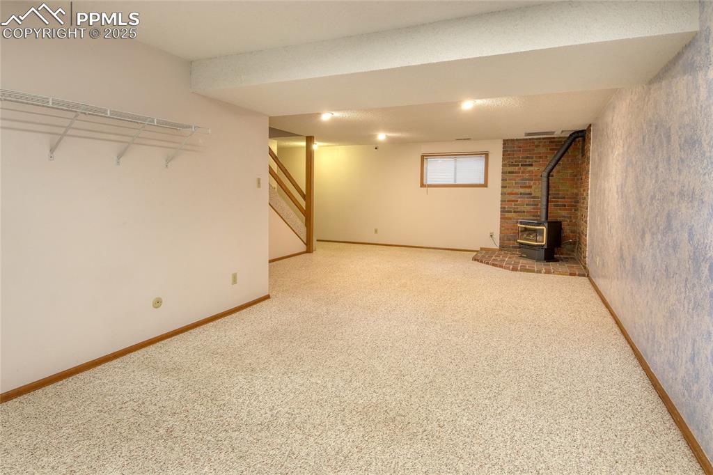 Image 29 of 48: Large family room 