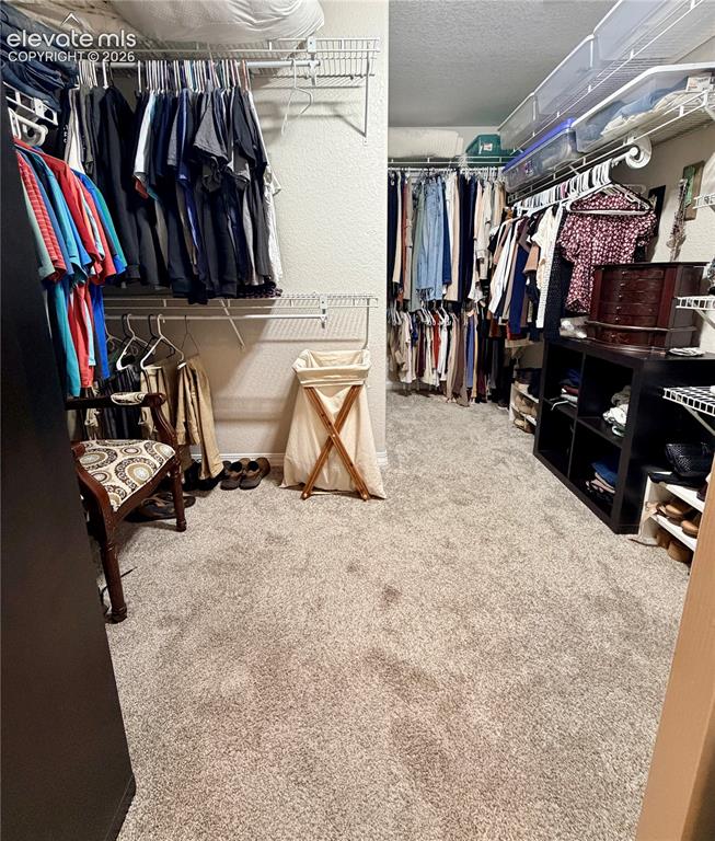 Image 25 of 38: Closet