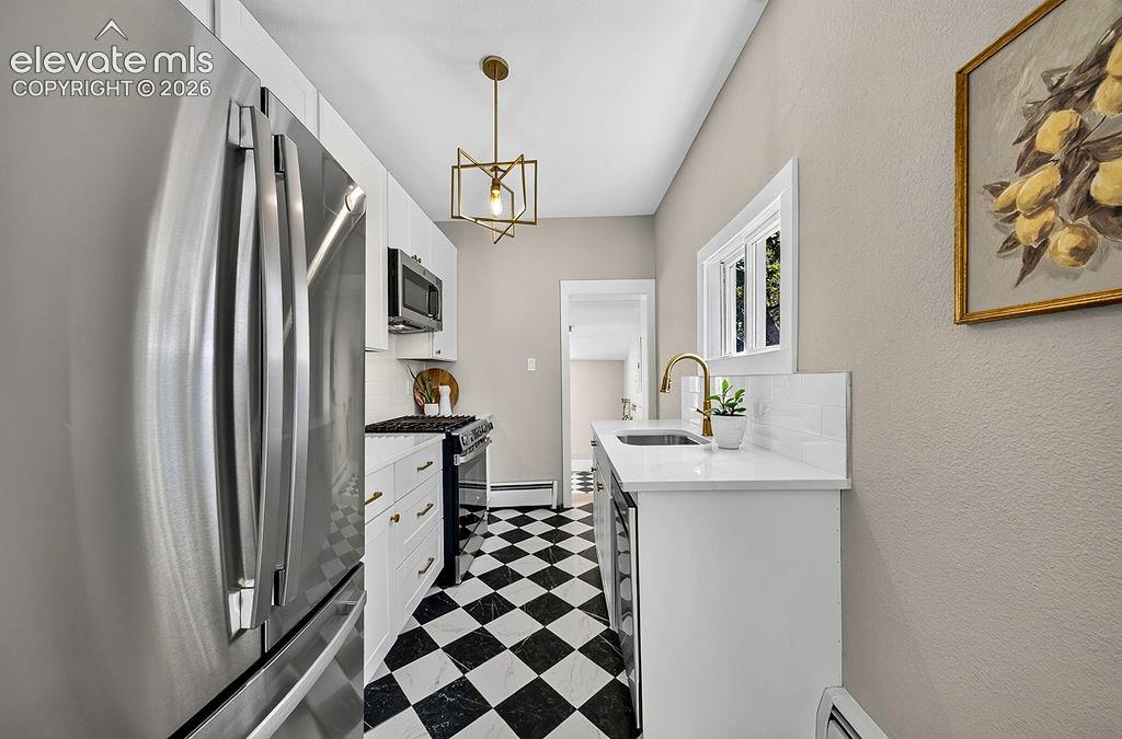 Image 17 of 47: Kitchen