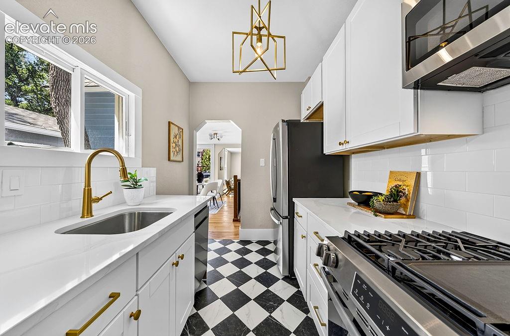Image 19 of 47: Kitchen