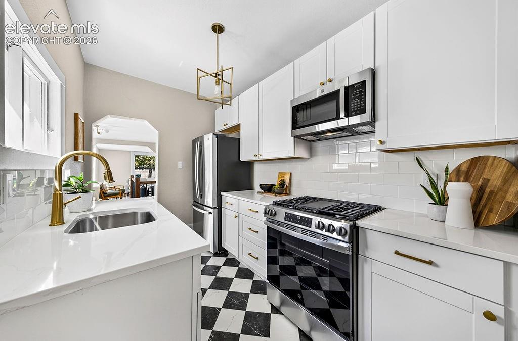 Image 21 of 47: Kitchen