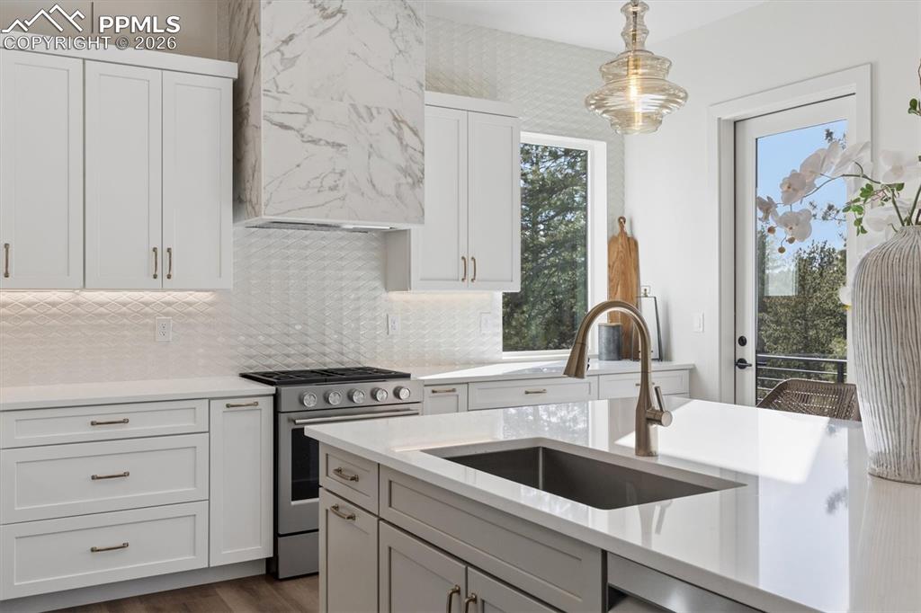 Image 11 of 41: Kitchen