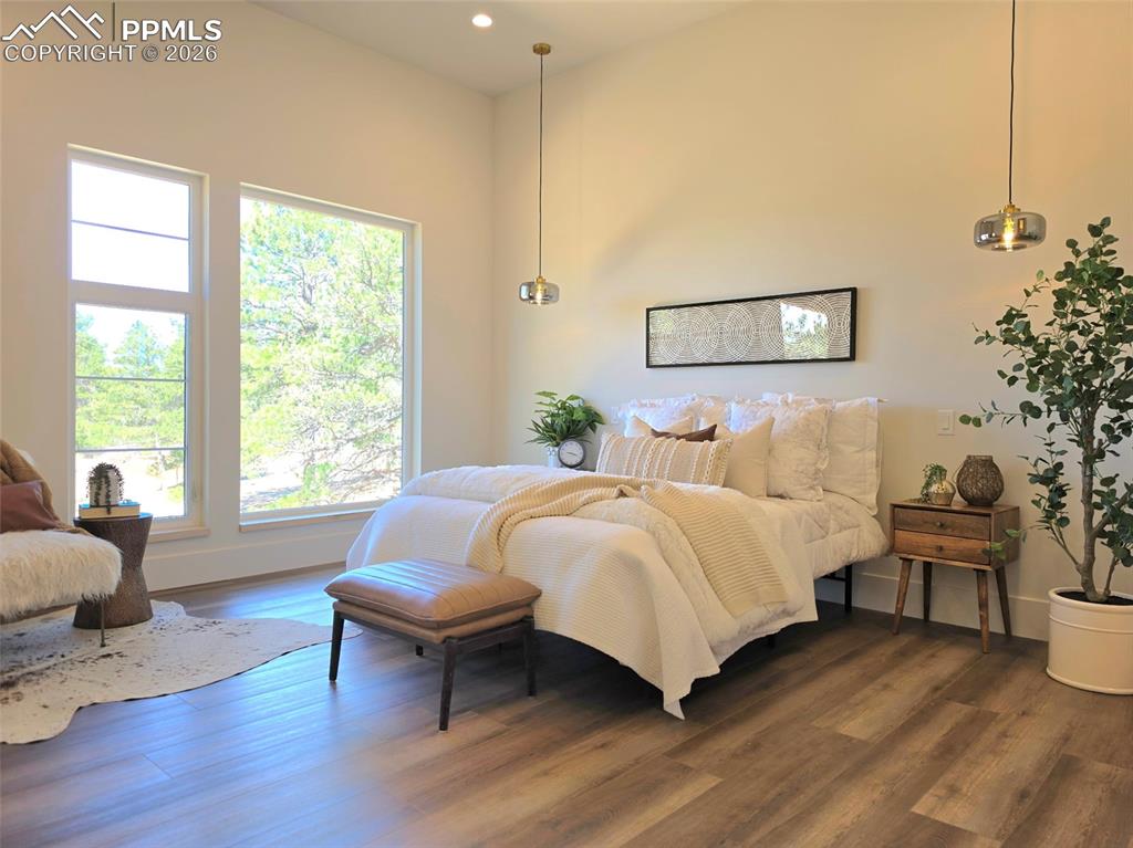 Image 16 of 41: Bedroom