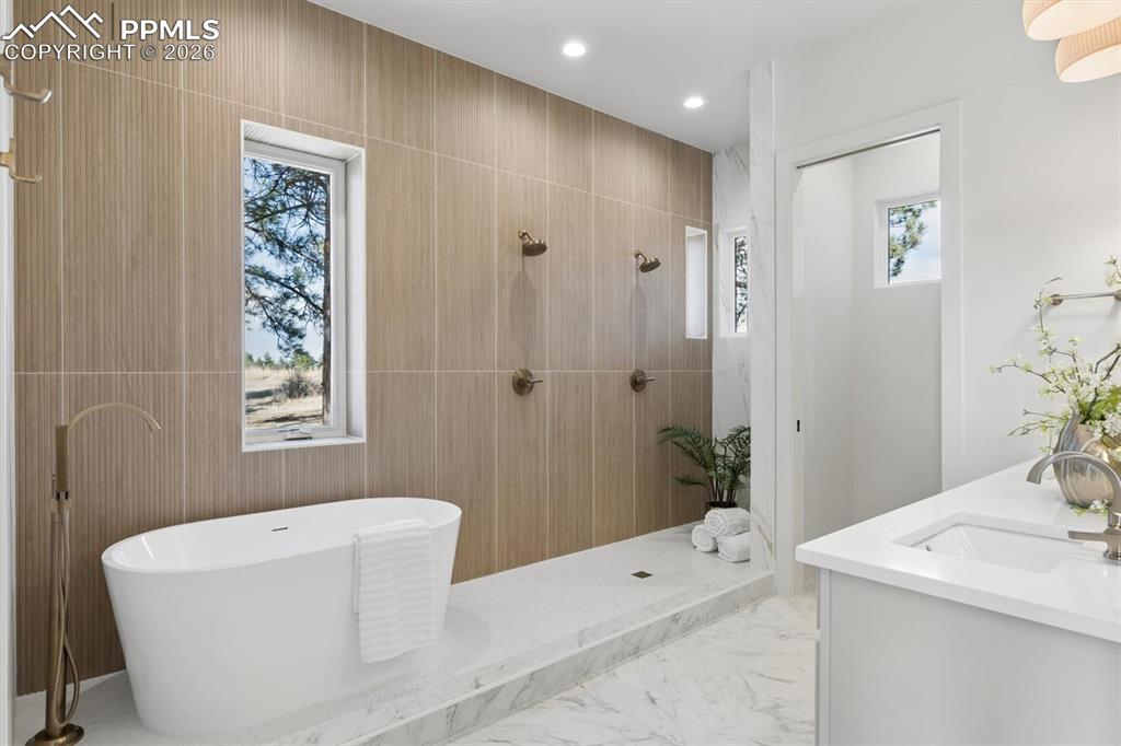 Image 17 of 41: Bathroom