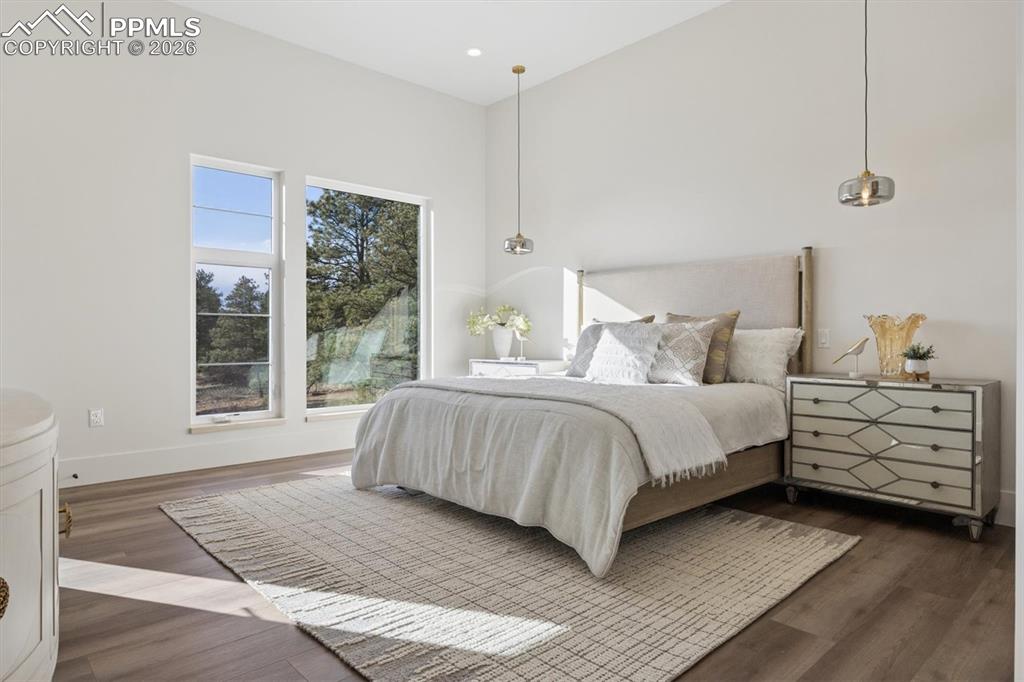 Image 18 of 41: Bedroom