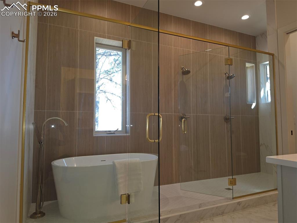 Image 20 of 41: Bathroom