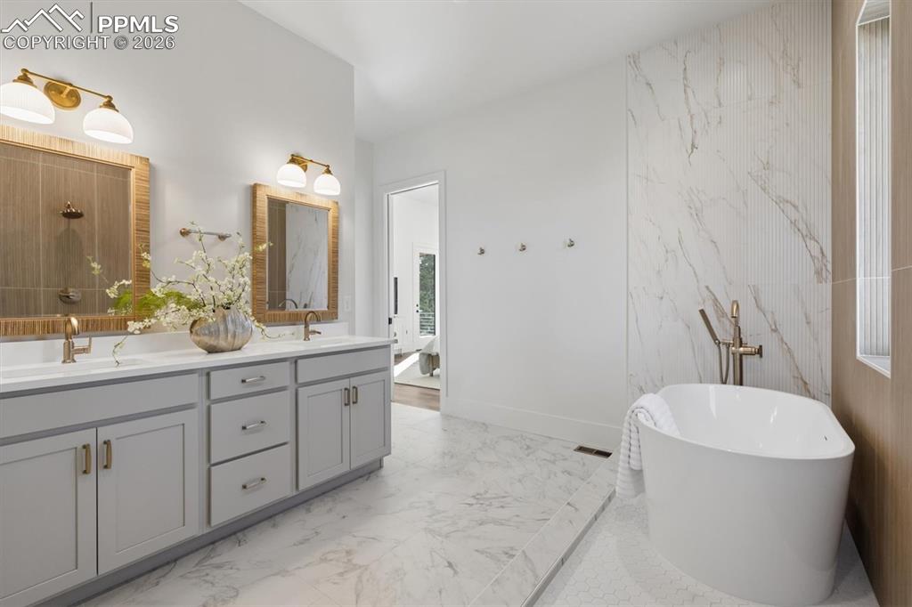 Image 21 of 41: Bathroom