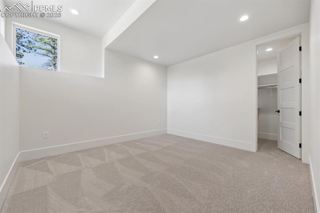 Image 31 of 41: Bedroom