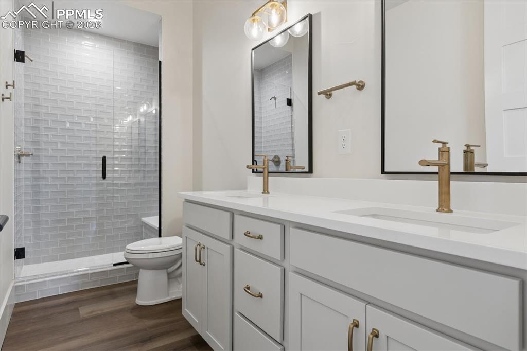 Image 33 of 41: Bathroom