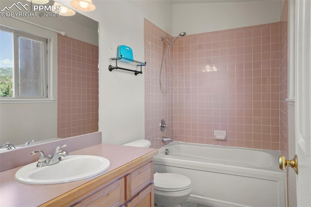 Image 19 of 24: Guest Bathroom