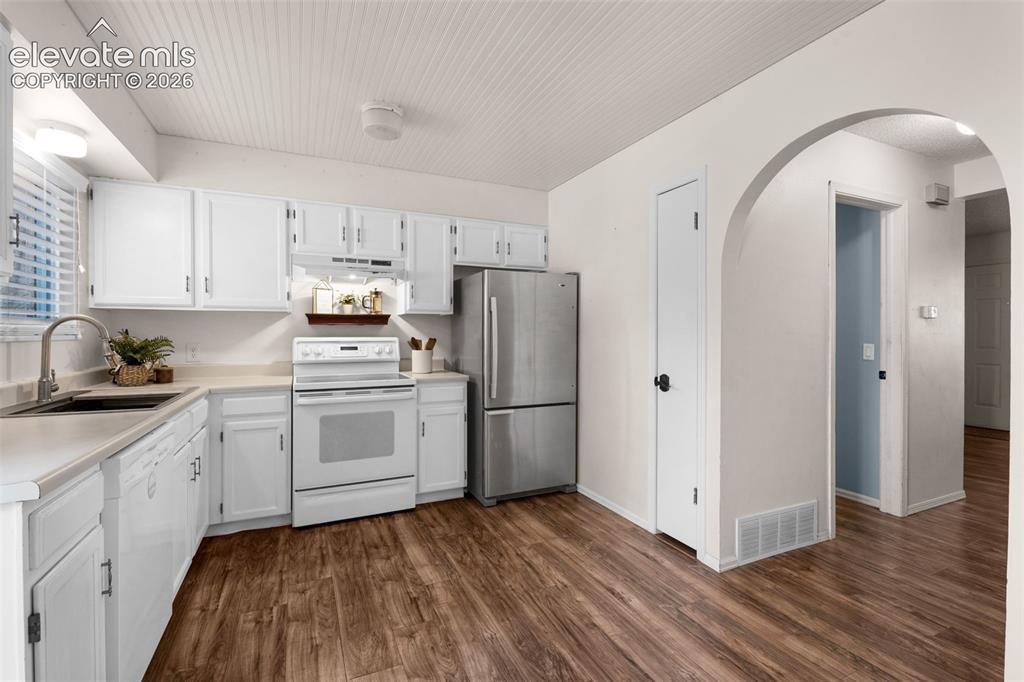Image 10 of 21: Kitchen