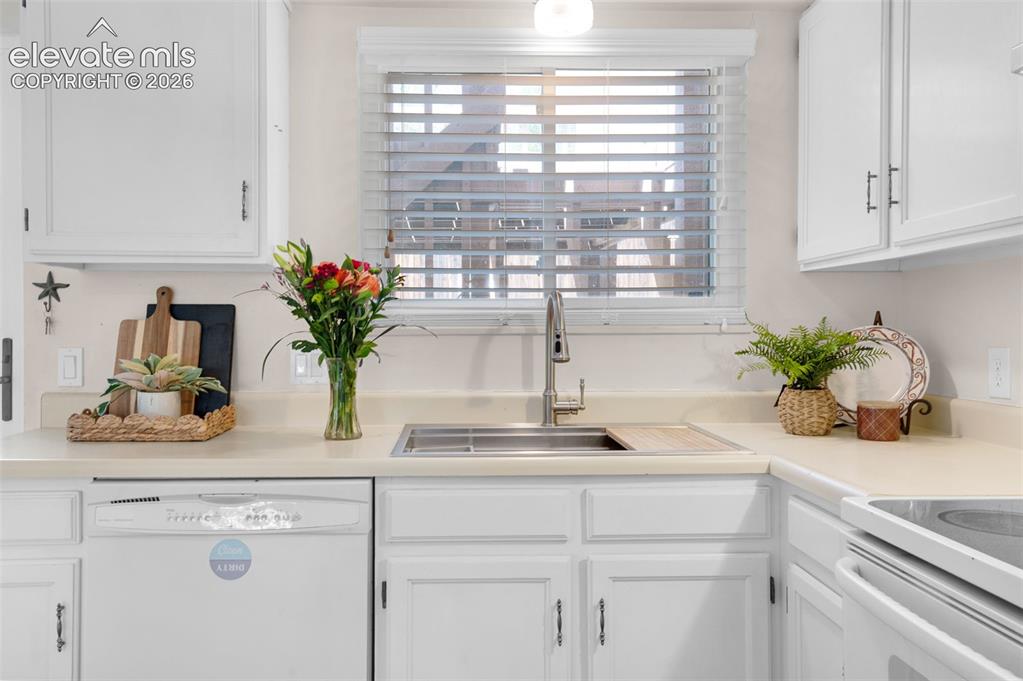 Image 11 of 21: Kitchen