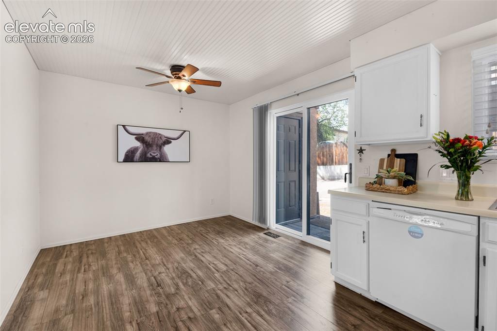 Image 12 of 21: Dining Room