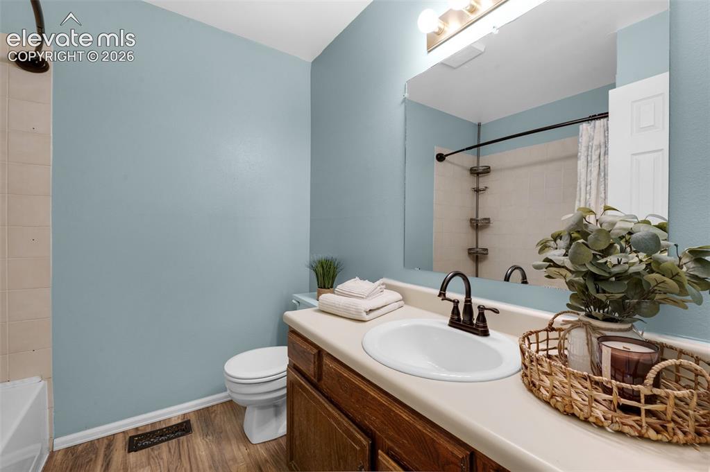 Image 16 of 21: Bathroom