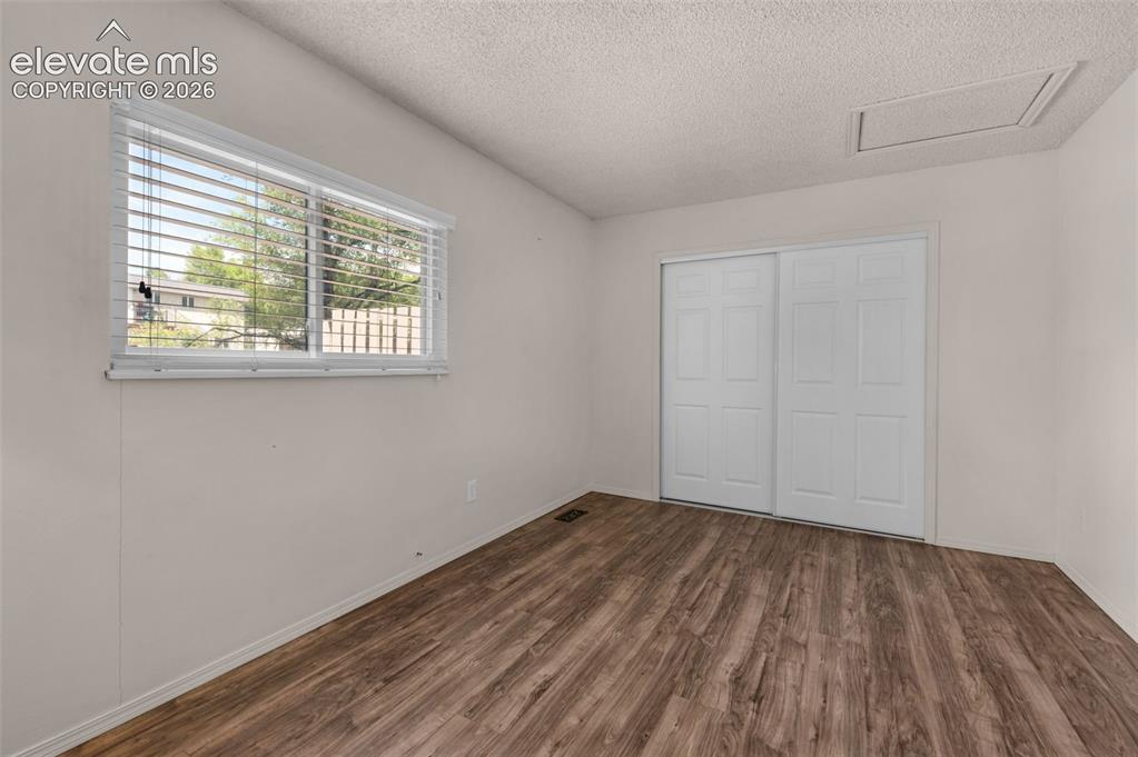Image 18 of 21: Bedroom