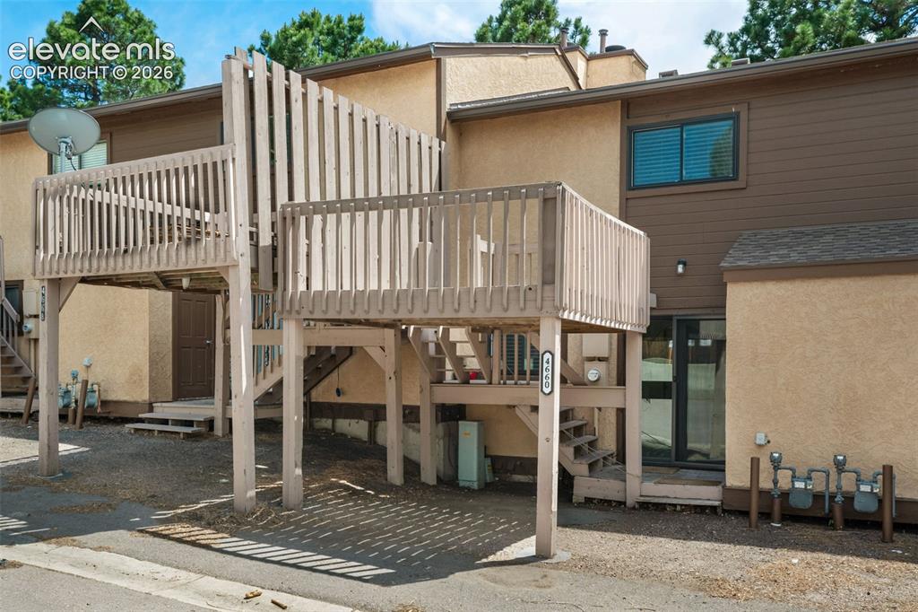Image 19 of 21: Deck