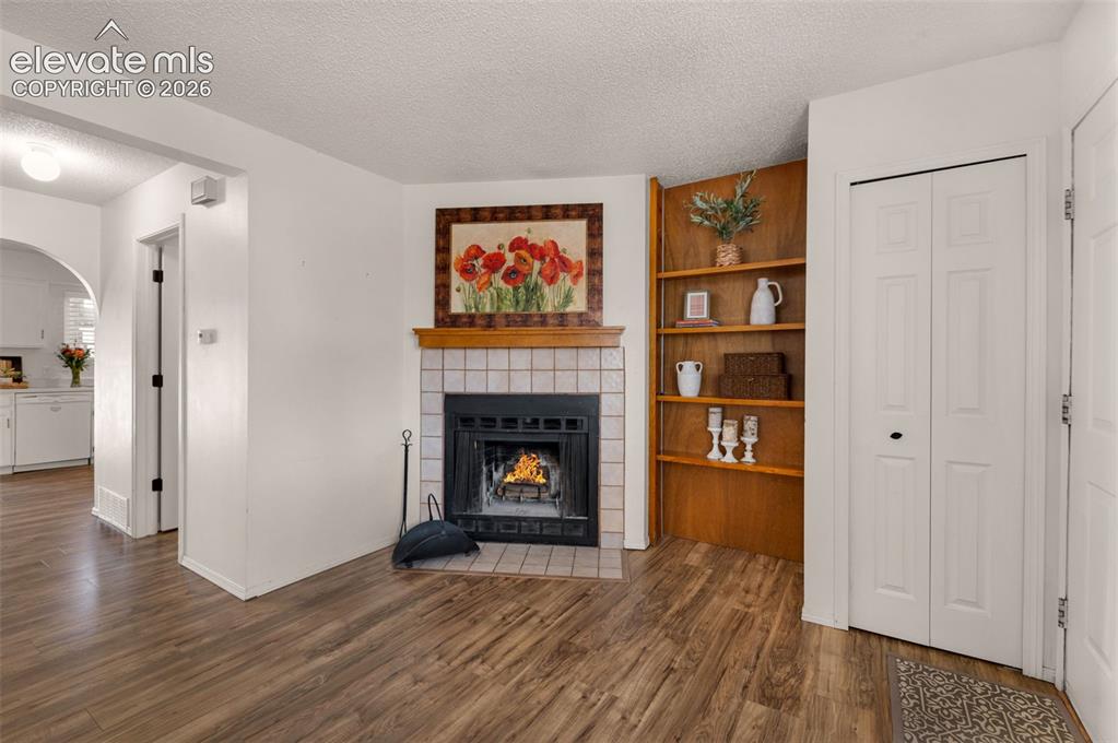 Image 5 of 21: Living Room