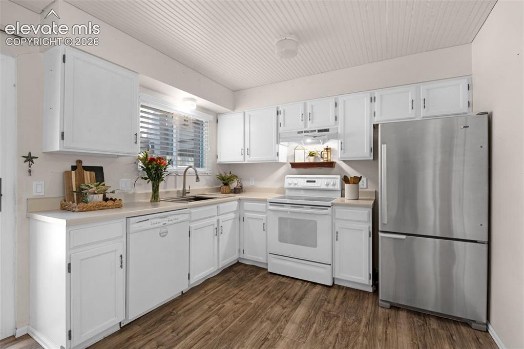 Image 9 of 21: Kitchen