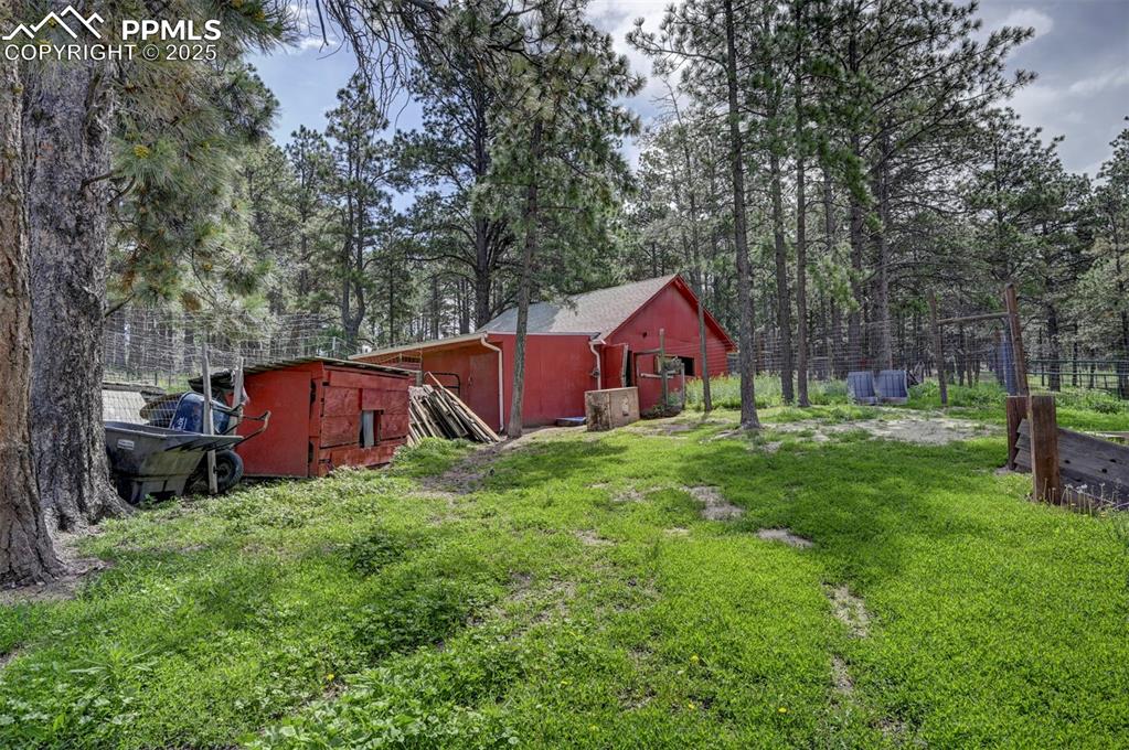 Image 11 of 50: Yard