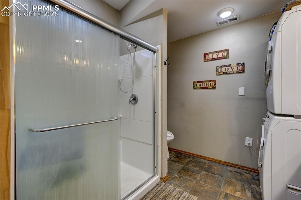 Image 18 of 50: Bathroom