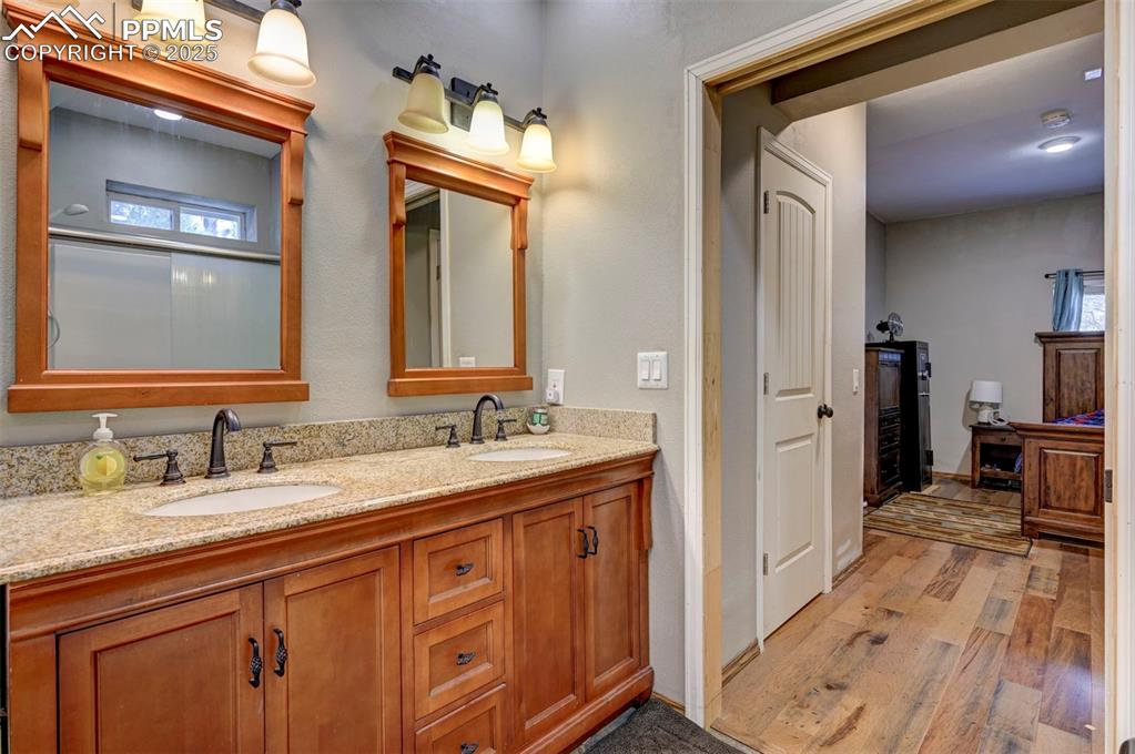 Image 19 of 50: Bathroom