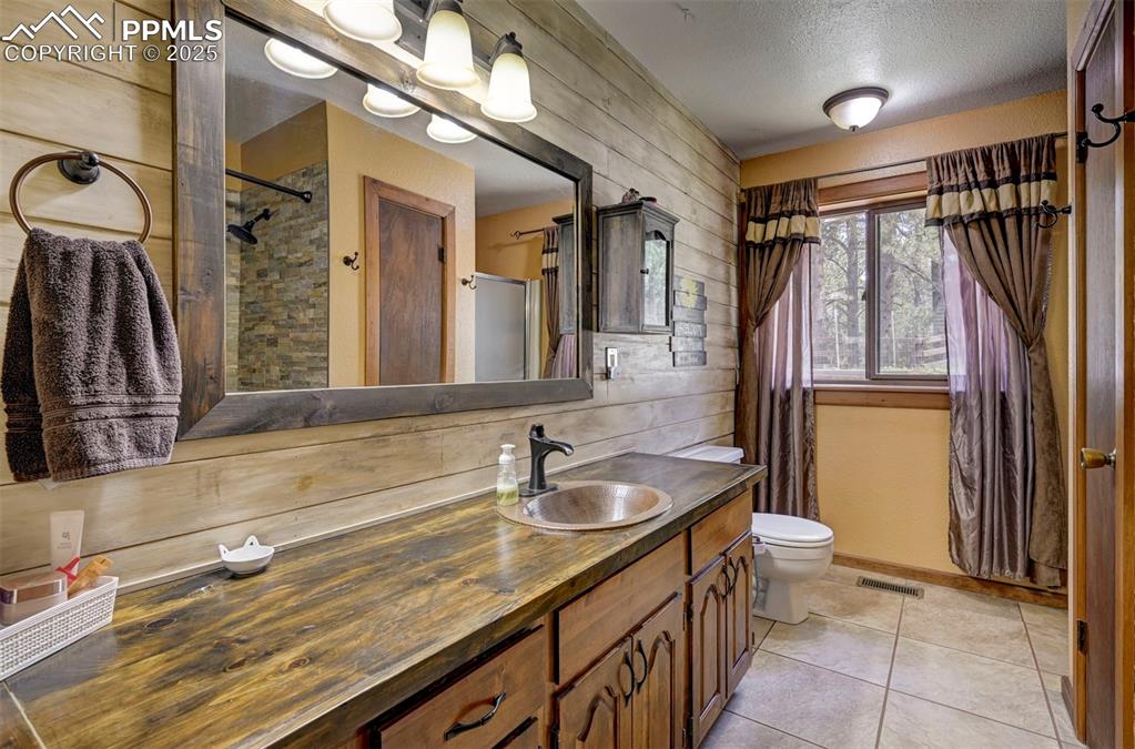 Image 46 of 50: Bathroom