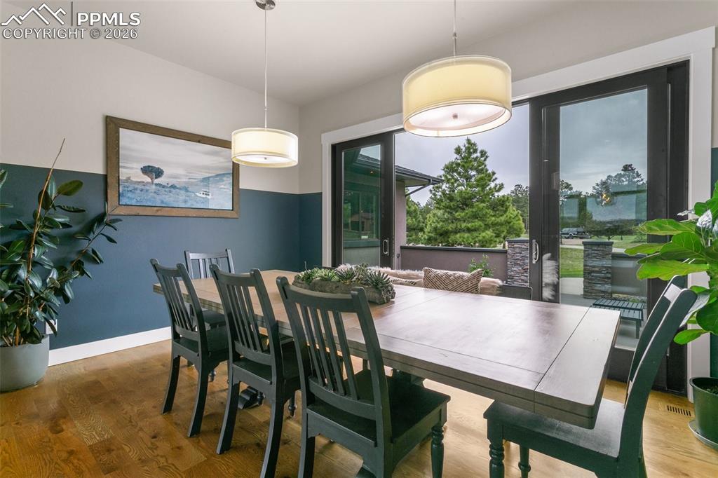 Image 10 of 50: Dining Area