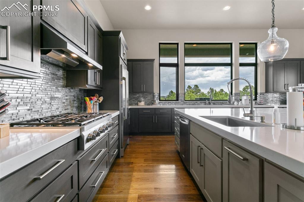 Image 12 of 50: Kitchen