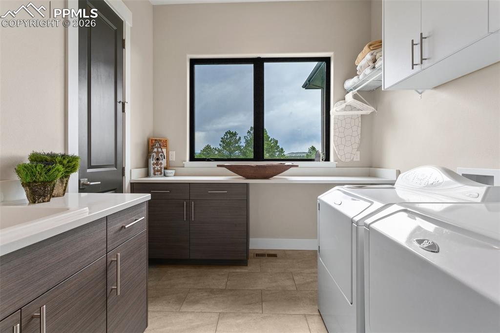 Image 16 of 50: Laundry