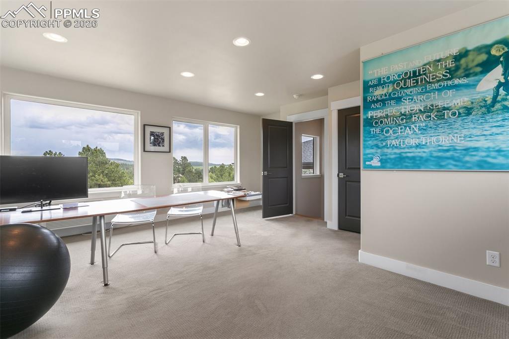 Image 18 of 50: Office