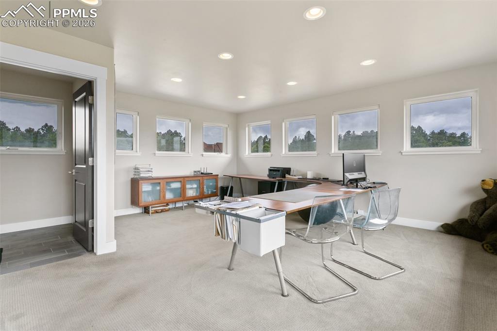 Image 19 of 50: Office