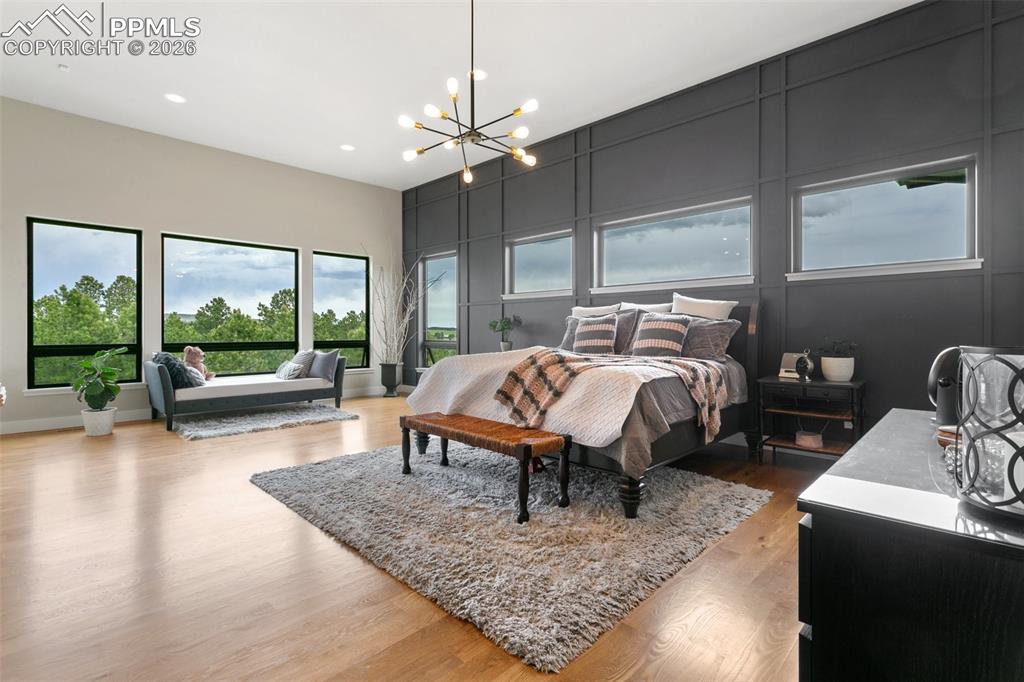 Image 21 of 50: Bedroom